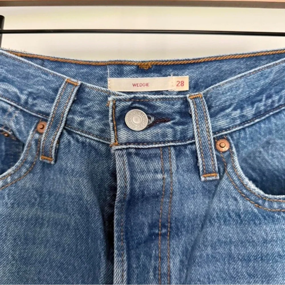 Levi's Wedgie Icon Ankle Medium Blue High-Rise Distressed Jeans - Picture 7 of 15
